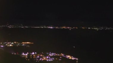 Gece ışıkları ve şehir manzarası.