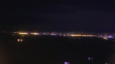 Işıklar ve ışıklarla gece gökyüzü