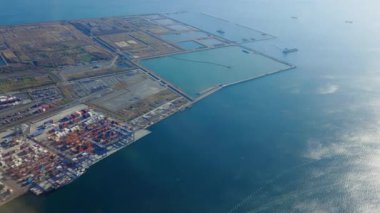 Uçak ve uçakla havaalanı terminalinin hava görüntüsü.