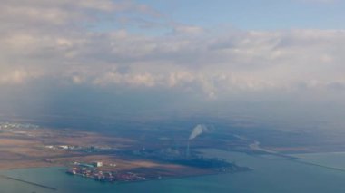 Denizde uçağın kanadının havadan görünüşü