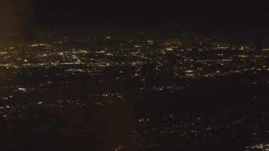 Gece gökyüzü, bulutlar ve uçak