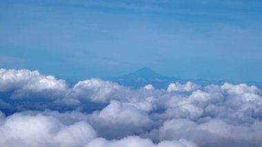 Bulutlu dağ manzarası