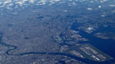 Tokyo, Japonya - Haziran 7, 20 0 2 0: Uçak penceresinden Tokyo şehrinin havadan görünüşü