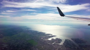 Pencereden güzel bir denizin havadan görünüşü
