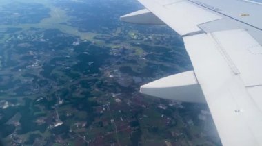 Bulutların üzerinde uçan uçağın kanadı