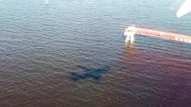 Uçak şehrin üzerinde uçuyor.