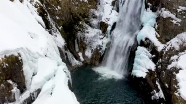 Doğada güzel bir şelale