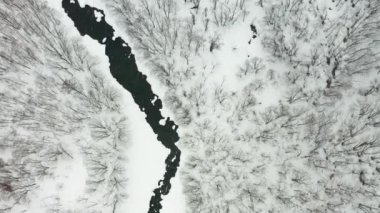 Donmuş nehrin havadan görünüşü