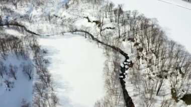 Kışın nehrin havadan görünüşü.