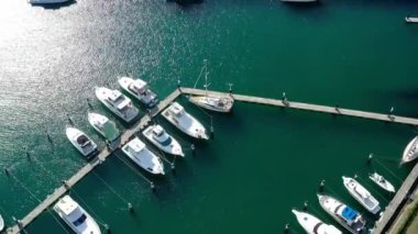 Limandaki yat ve yatların hava görüntüsü..