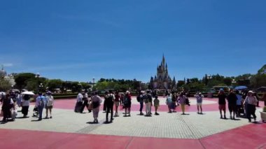 Şehirde yürüyen insanlar.