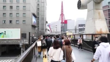 Tokyo - 17 Kasım: İnsanlar Tokyo caddesinde yürüyor. Kasım 18, 21 0 17, Tokyo, Japonya