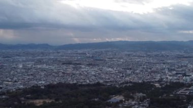 bulutlu ve dağlı güzel bir manzara.