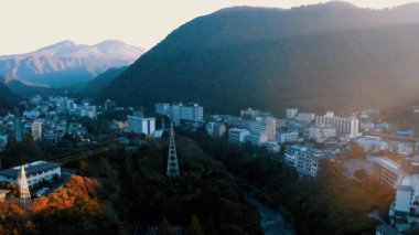 Dağların üzerinden güzel bir manzara