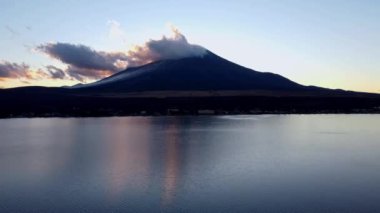 Fuji Dağı ve göl manzarası gün batımında yukarıdan