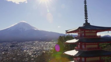 Fuji Dağı ve kırmızı akçaağaç