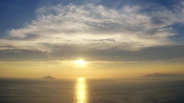 Denizin üzerinde güzel bir gün batımı