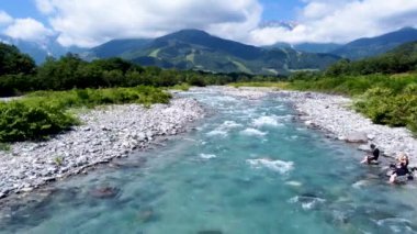 Dağlardaki güzel dağ nehri