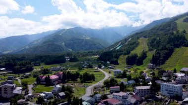 Köydeki dağların manzarası