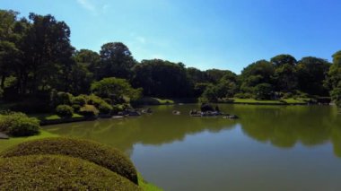 Kyoto, Japonya 'da Japon bahçeleri ve göleti manzarası