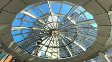 Hollanda 'nın Rotterdam şehrinin merkezinde cam küre