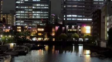 Barselona şehrinin gece manzarası