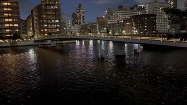 Gece şehir manzarası.