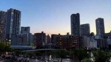 Tokyo siluetinin görünümü geceleri