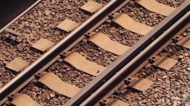 Tahta demiryolu raylarının dikey yakın çekimi.