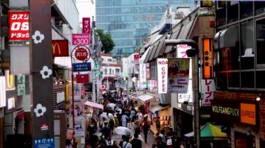 Tokyo - 17 Temmuz 216: Shibuya bölgesinde turistler ve yerel halk. Tokyo, Japonya.