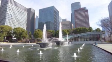 Madrid 'deki parkta bir çeşme.