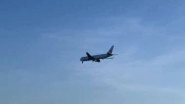 Barselona şehrinin arka planında bir uçak