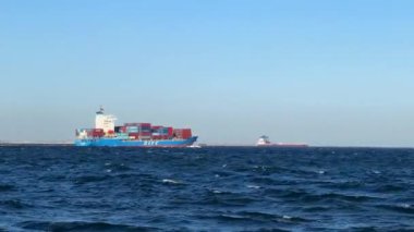 Denizde kargo gemisi