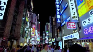 Tokyo Japonya Ağustos 311, 219 Kimliği belirsiz Japonlar Shinjuku Caddesi 'nde yürüyorlar. Tokyo şehri.