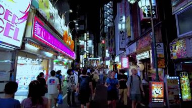 Tokyo, Japonya - 23 Ağustos 209: Tokyo 'da insanlar ziyaret ediyor. Shibuya bölgesinin gece manzarası.