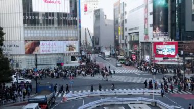 Tokyo, Japonya - Kasım 30, 22 18: Shibuya geçidinde yürüyen insanlar, Tokyo
