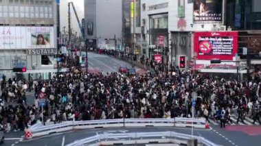 İnsanlar Seul 'de yürüyor.