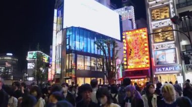 Tokyo, Japonya - Kasım 26: İnsanlar geceleyin Shibuya bölgesinde yürüyorlar Kasım 26, 219 Tokyo, Japonya