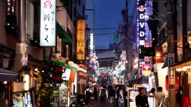 Tokyo - 16 Kasım, 2016: Tokyo 'da gece vakti sokakta yürüyen insanlar. Tokyo, Japonya..