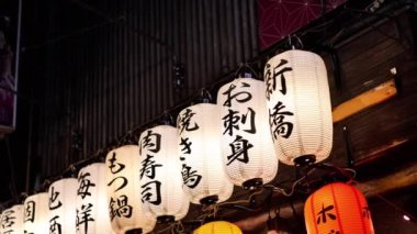 Tokyo, Japonya - 27 Ekim, 2018: Gece bir markette neon ışıkları