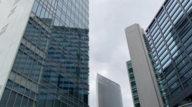 Bulutların yansımasıyla modern ofis binası