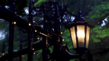 Şehrin caddesinde güzel bir fener