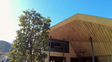 Şehrin modern binası