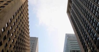 Yansımalı modern ofis binası