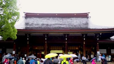 Kyoto, Japonya - 31 Ekim 2016: İnsanlar Kyoto, Japonya 'nın ünlü tapınağını ziyaret ediyor. Kyoto ünlü bir simgedir.