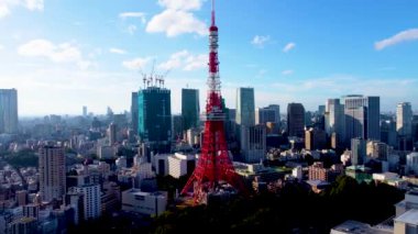 Alacakaranlıkta Tokyo Kulesi. Hava manzaralı. Tokyo şehrinin ufuk çizgisi.