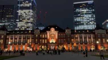 Tokyo, Japonya - 10 Ocak, 22 Ocak, 19: İnsanlar akşam saatlerinde binanın önünde toplanıyor.