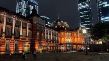Tokyo, Japonya Kasım 25, 22, 19 Kimliği belirsiz birçok insan Uinjupark 'ta yürüyor. Tokyo bahçesindeki saat ve ulusal ağaç.
