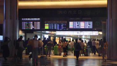 Yolcular havaalanı terminalinde bekliyor.