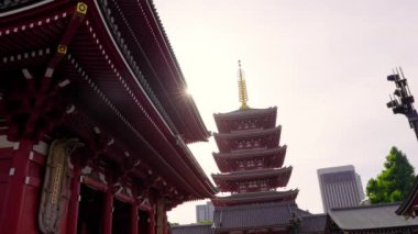 Arka planda en güzel gökyüzünün olduğu şehrin tapınağı.